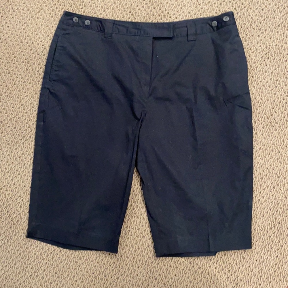 Dress barn women’s black capris w pockets size 16